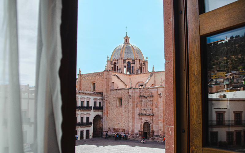 vista a la catedral desde habitacion en hotel emporio zacatecas